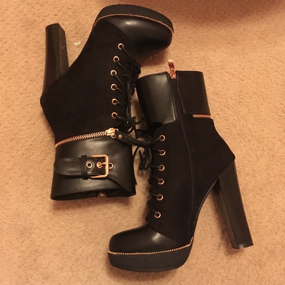 Shoes - NWT Zipper booties